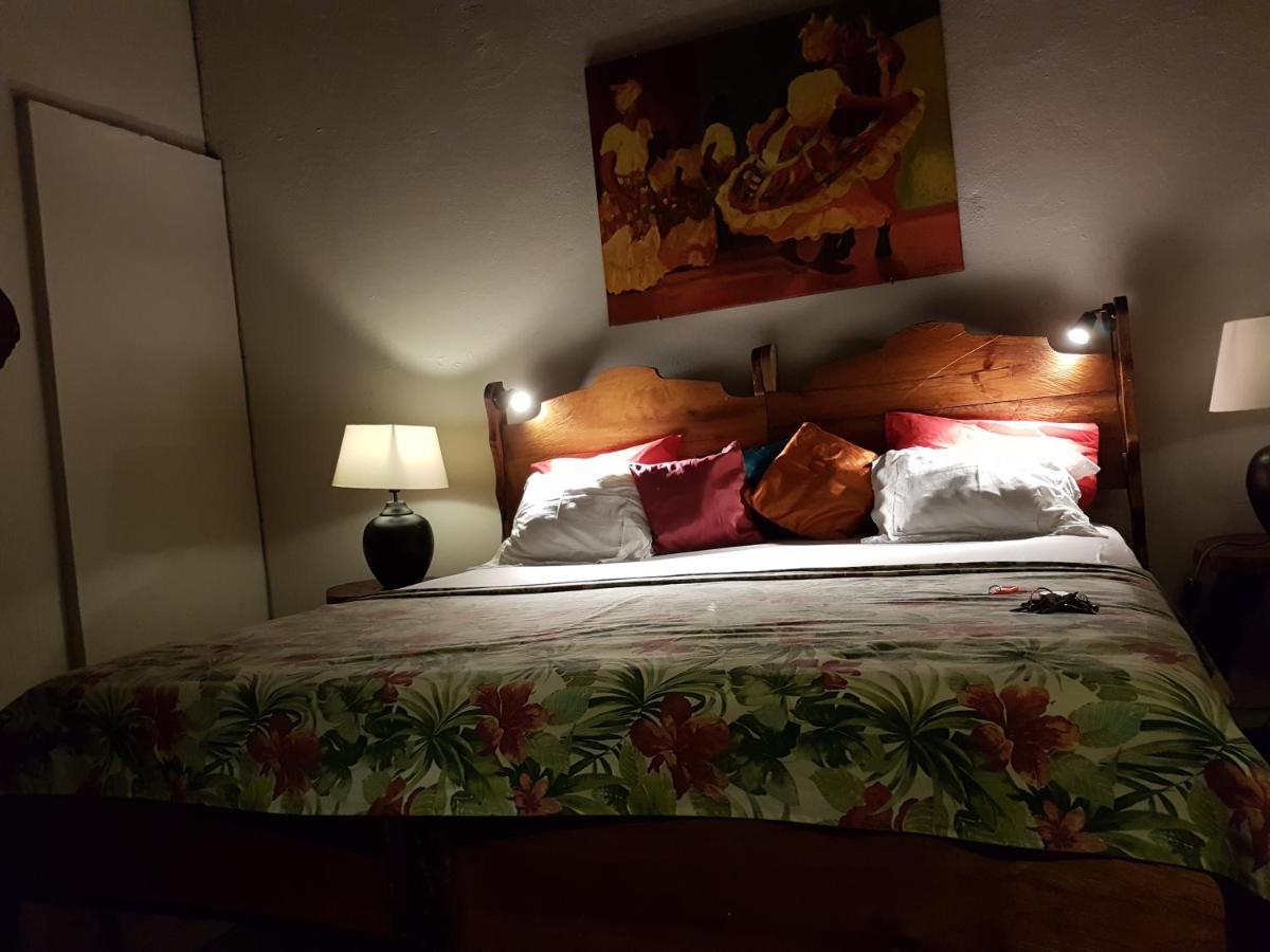 Hibiscus Valley Inn Marigot Exterior photo