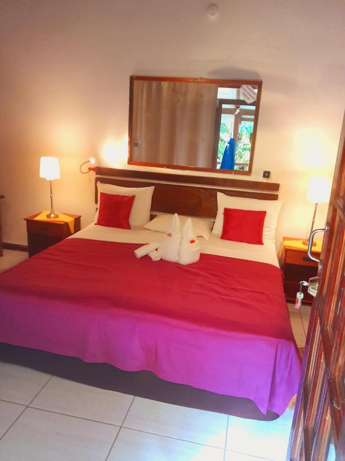 Hibiscus Valley Inn Marigot Exterior photo