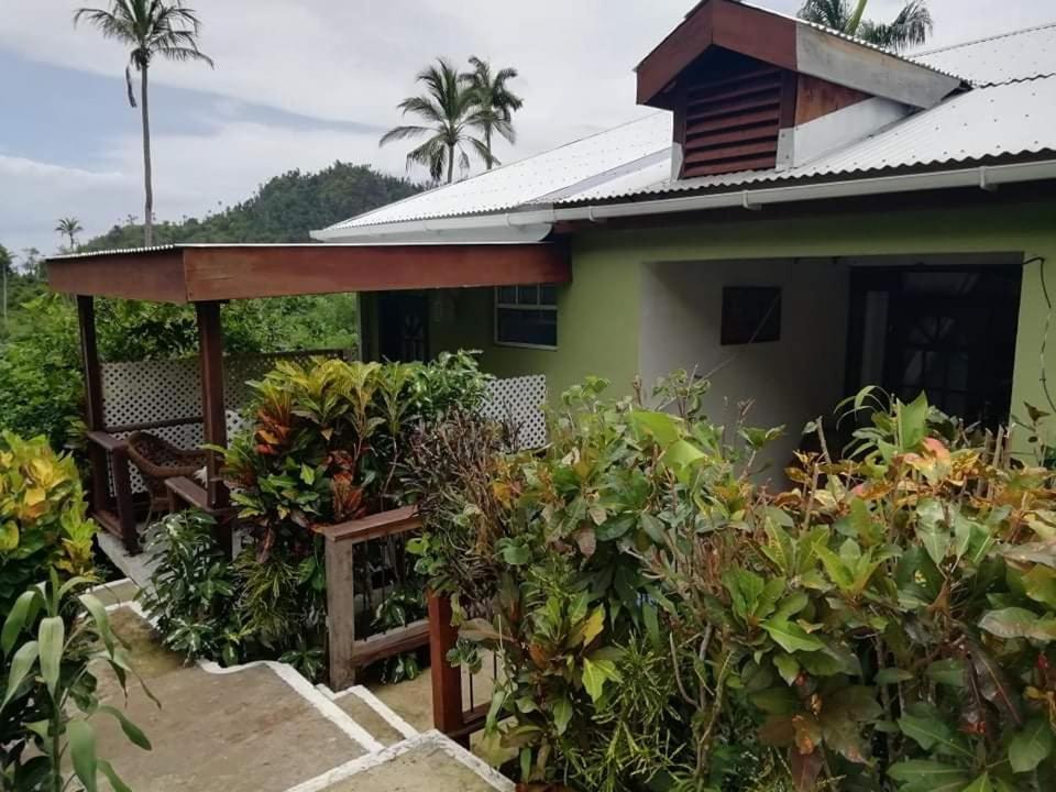 Hibiscus Valley Inn Marigot Exterior photo